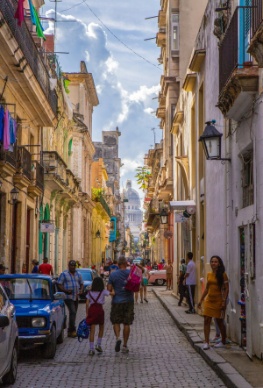 Mensen en auto's op straat in Havana